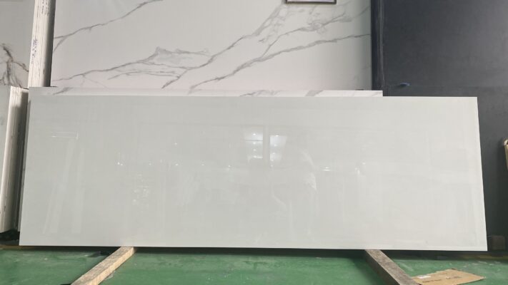 Gạch khổ lớn Crystal Bianco trắng sứ sẵn hàng, giá tốt tại Tổng kho gạch NAMY