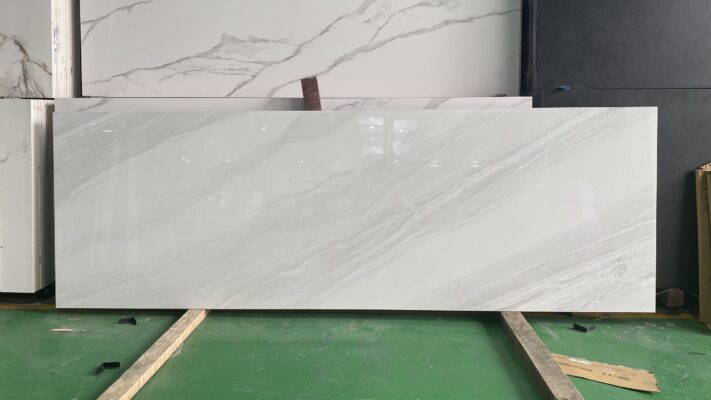 Gạch giả đá Marble Volakas màu trắng dễ kết hợp với màu nội thất tạo nên những không gian đẹp mắt, thú vị