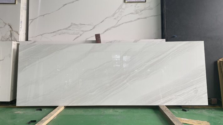Gạch Marble Volakas màu trắng nhẹ nhàng có sẵn tại Tổng kho gạch NAMY